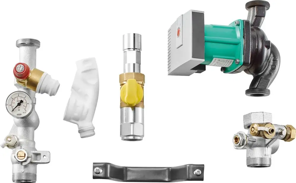 Bilder von verschiedenen Komponenten einer Pumpenanschlussgruppe, darunter eine Hocheffizienz-Pumpe, Druckmanometer und Ventile, mit klarer Identifikation der Bosch-Marke.